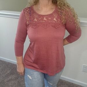 Women's Status by Chenault dusty pink blouse with crochet neckline SZ S